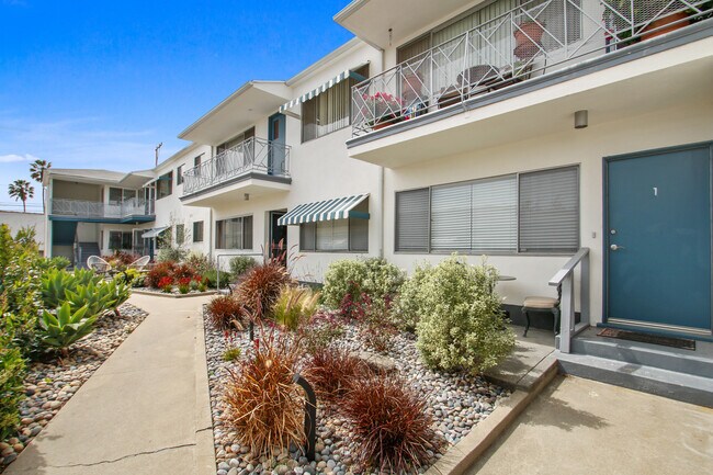Building Photo - 1030 20th St in Santa Monica - North of Wi...
