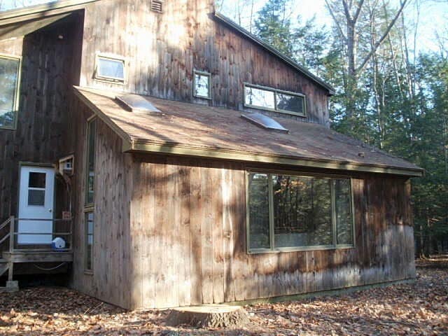 Building Photo - Spacious 3–4 Bedroom Home on Wooded Lot wi...