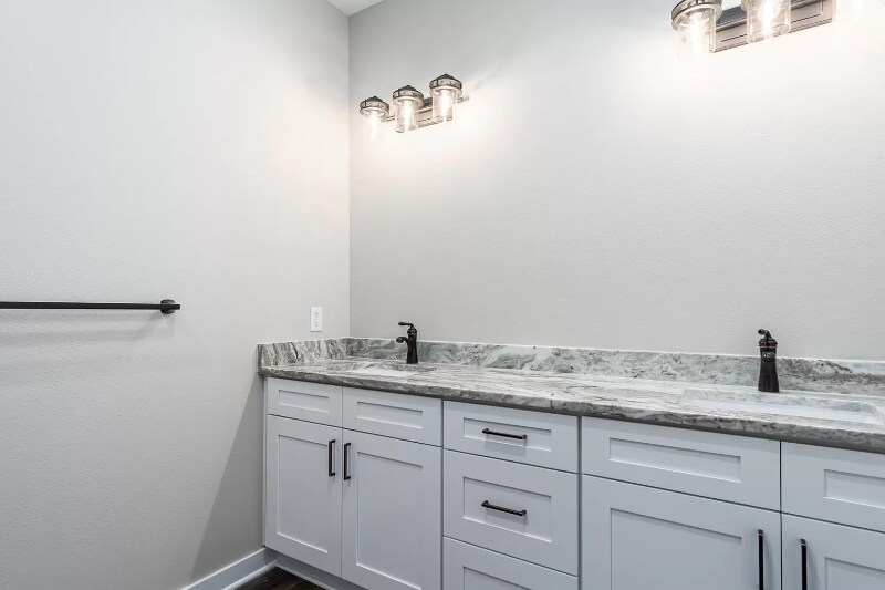 Building Photo - 940 Kings Dr