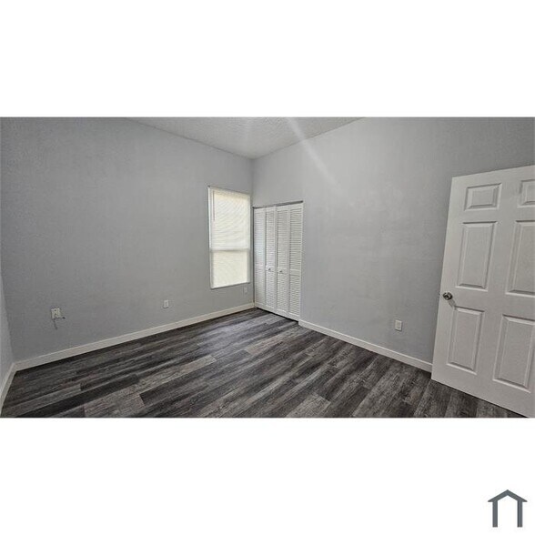 Building Photo - 1446 W 23rd St