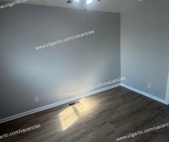Building Photo - 4727 Sheffield Ave