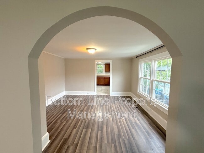 Building Photo - 1429 W Horah St
