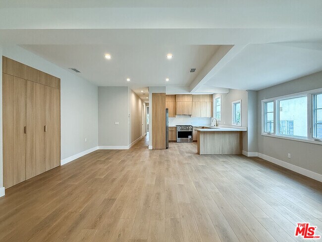 Building Photo - 150 N Arnaz Dr