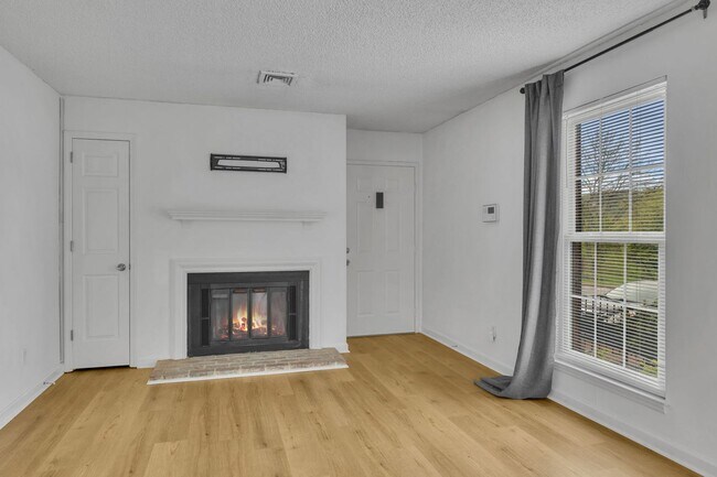 Building Photo - Spotless home in the most convenient locat...