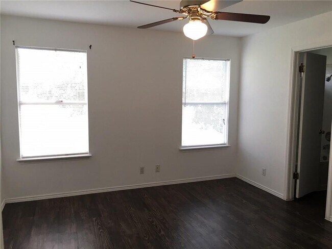 Building Photo - 302 Will Ln