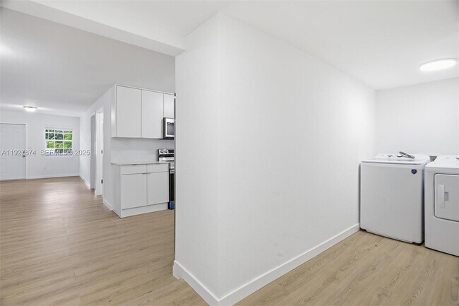 Building Photo - 465 NE 165th St