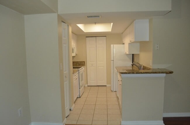 Building Photo - 900 Crestwood Ct S