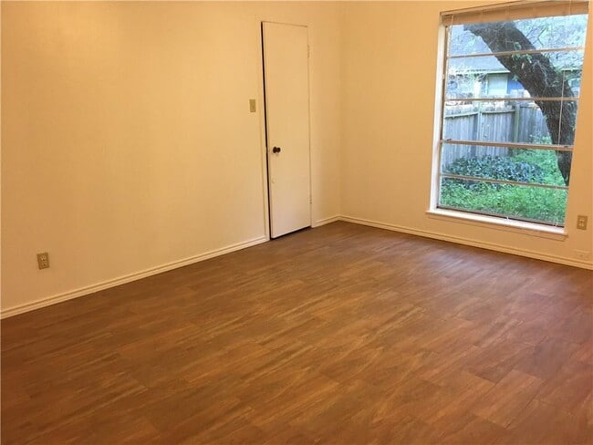 Building Photo - 115 Laurelwood Dr S