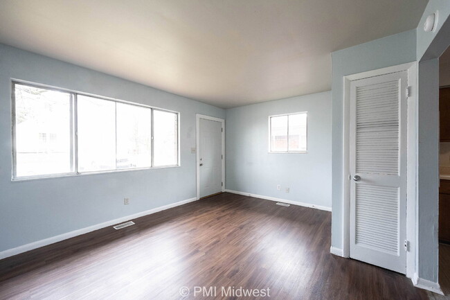 Building Photo - "Charming 2-Bed Duplex Gem on North Leland...