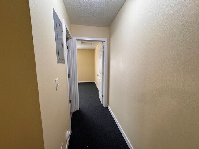 Building Photo - Blocks from UO! 2 large bedrooms 1.5 bath ...