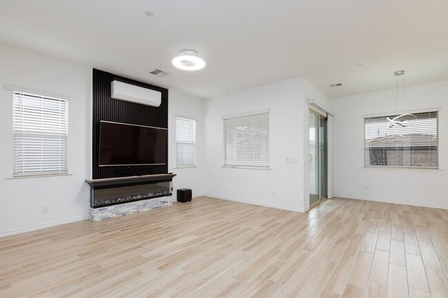 Building Photo - 55+ Guard-Gated Home – Move-In Ready