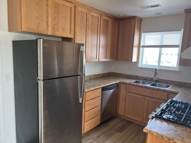 Building Photo - 3 BEDROOMS SINGLE LEVEL HOME