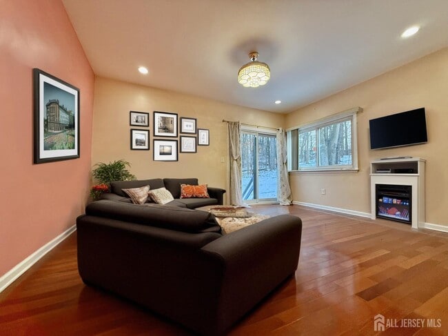 Building Photo - 5 Viburnum Ct