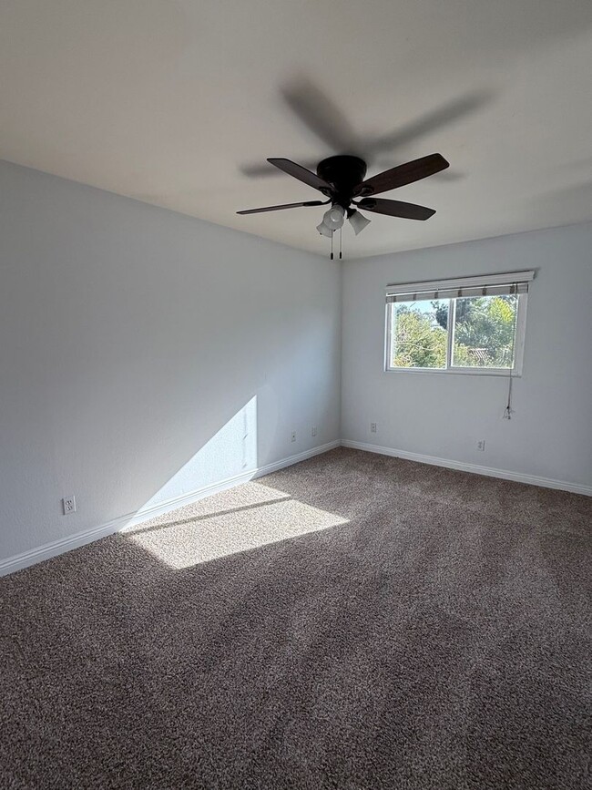 Building Photo - Appealing floor plan with 2bed/ 1bath avai...