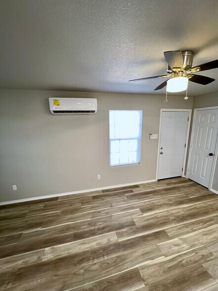 Building Photo - 3801 Meadowbrook Dr