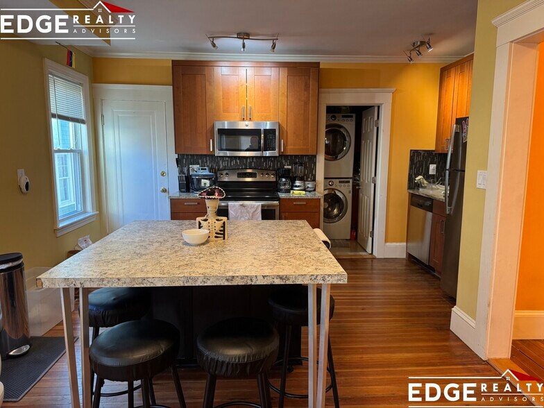 Building Photo - 128 Summer St