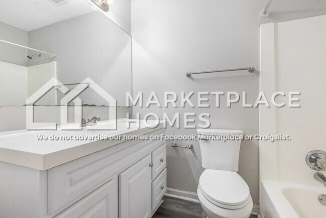 Building Photo - 4901 Mockingbird Ln