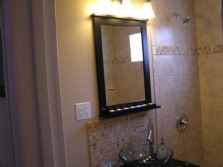 Building Photo - 425 Roosevelt Ave