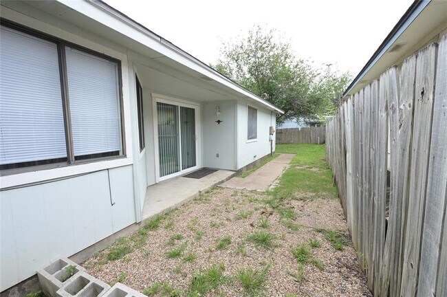 Building Photo - 1901 Rainy Meadows Dr