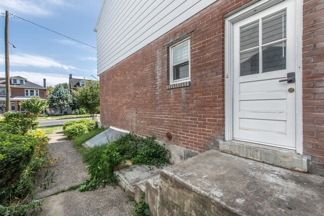Building Photo - Spacious 4-Bedroom, 2.5-Bath Home – West E...