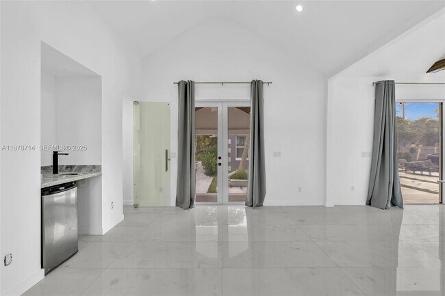 Building Photo - 394 SE 5th Ave