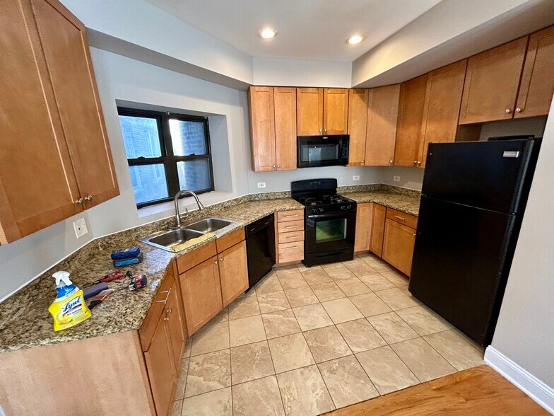 Building Photo - 1140 E Marquette Rd