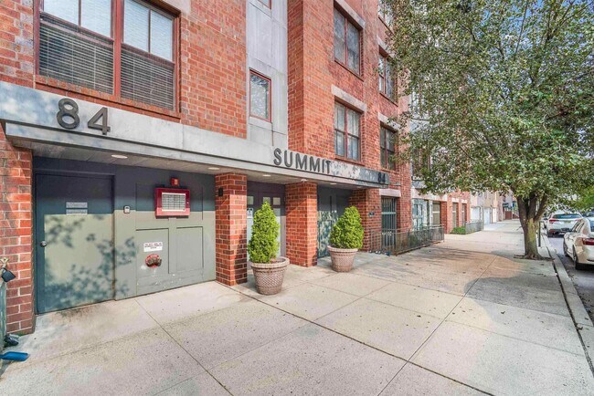 Building Photo - 84 Adams St