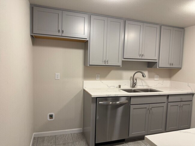 Building Photo - 5417 E Knoll Dr