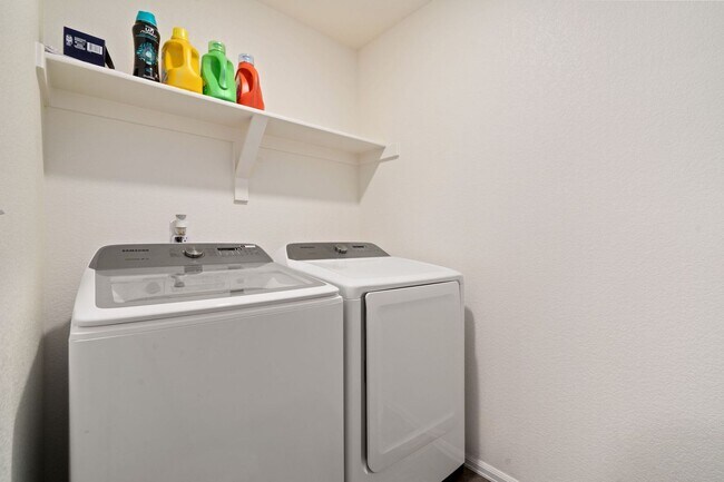 Building Photo - Beautiful 5 Bed Home in Raindance