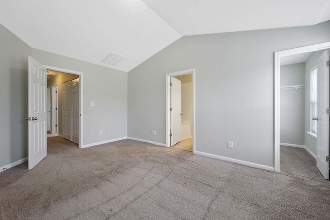 Building Photo - End Unit Townhome in Great Location!