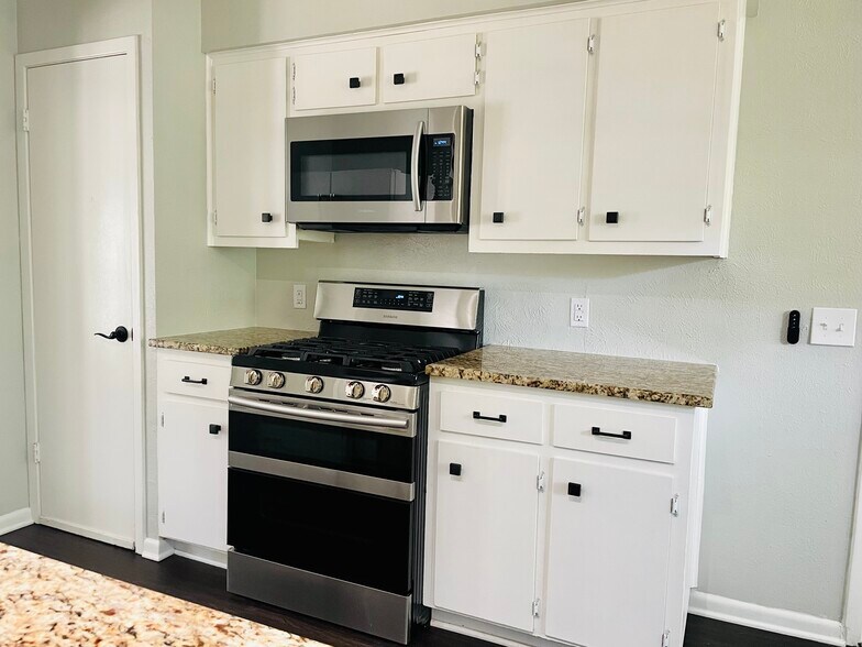 updated appliances - 6717 Tulsa Cove
