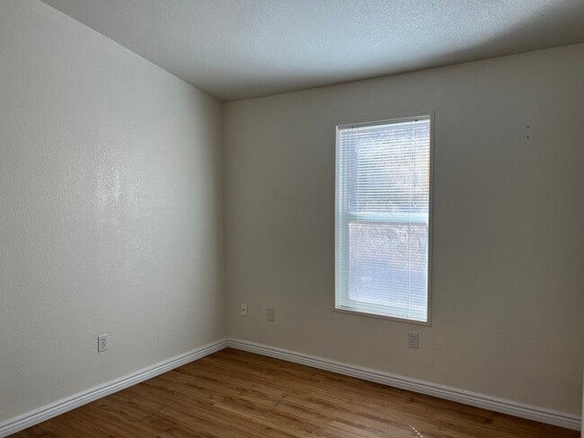 Building Photo - 3 Bedroom Westside Home