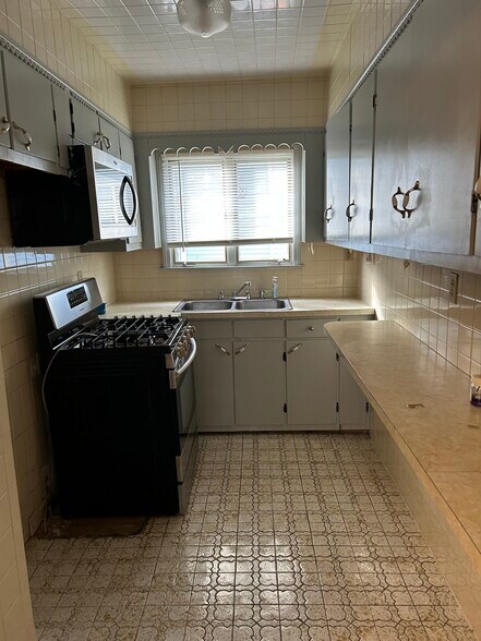 Building Photo - 250 Shaw St