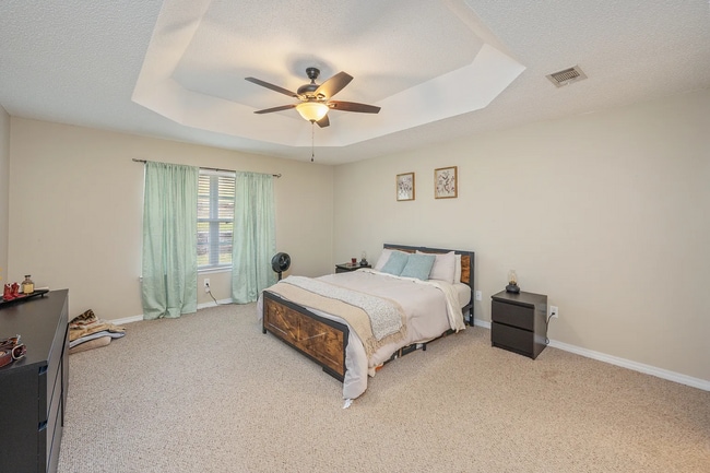 Building Photo - 4 Bedroom 2 bathroom