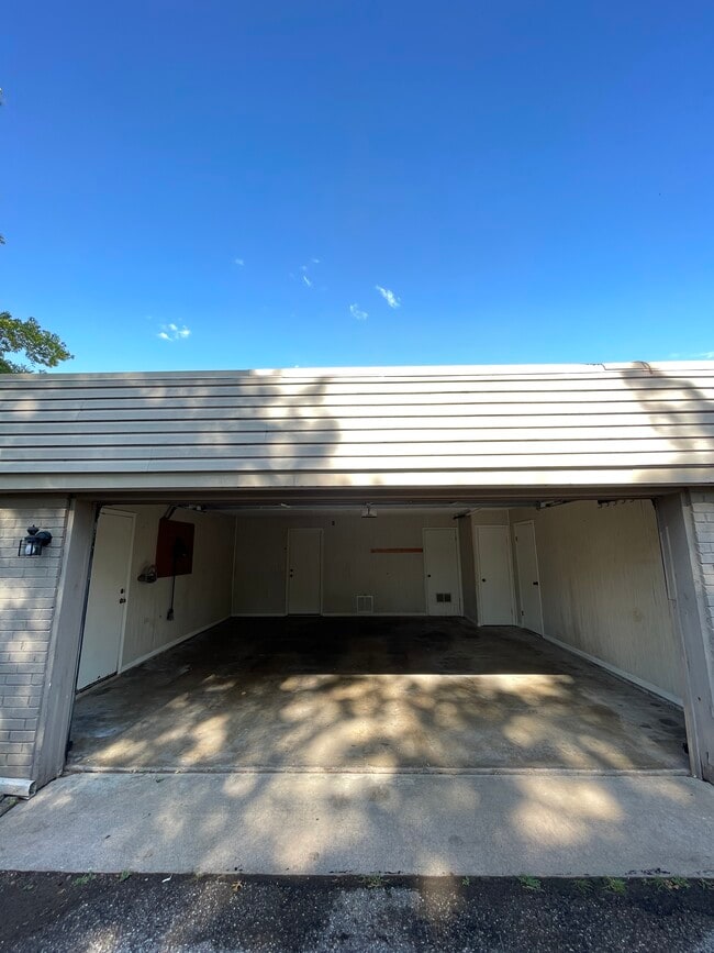 Building Photo - 11032 Springhollow Rd