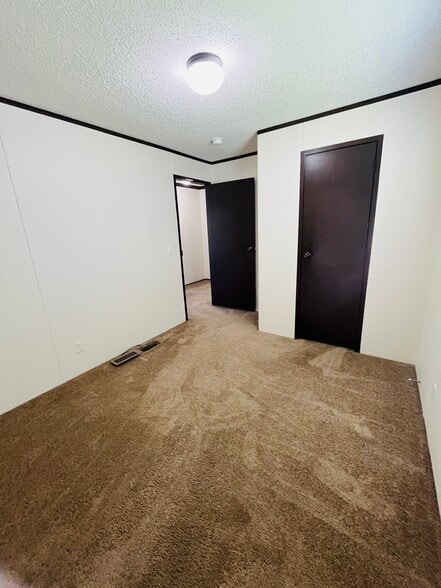 Building Photo - 15621 Pine Ridge Dr