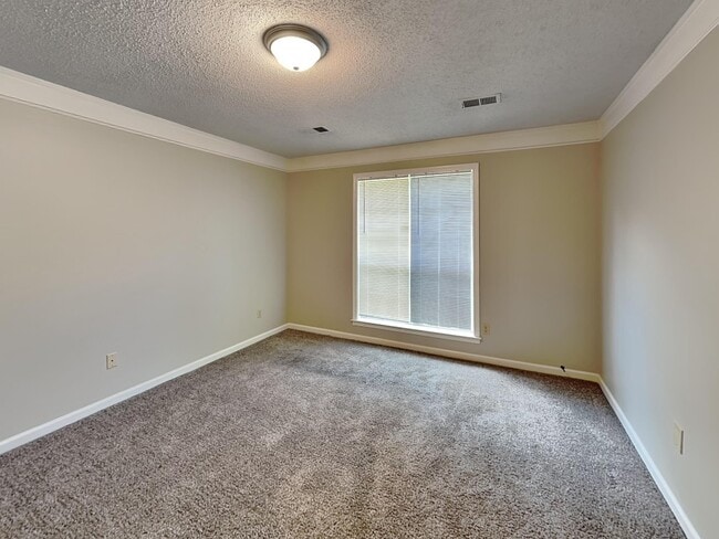 Building Photo - 5863 Pipers Green Ln