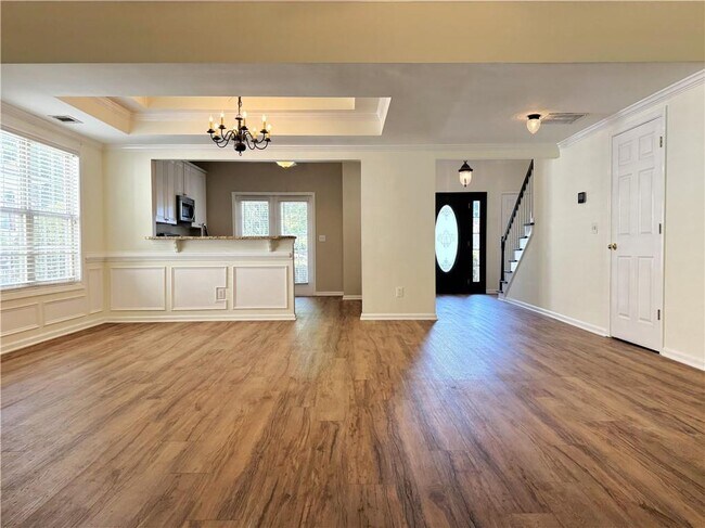Building Photo - 2075 Pine Tree Dr