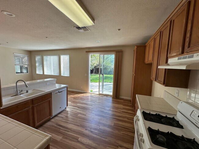 Building Photo - 3 Bed 2.5 Bath Single Family Home In Brentwood