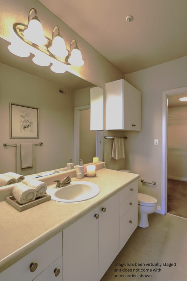 Building Photo - 1x1 Bright and spacious, convenient 1st fl...