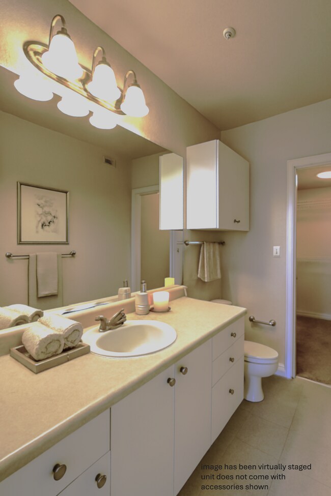 Building Photo - 1x1 Bright and spacious, convenient 1st floor unit