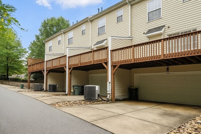 Building Photo - BEAUTIFUL BRICK FRONT TOWNHOME HOLLY SPRINGS!