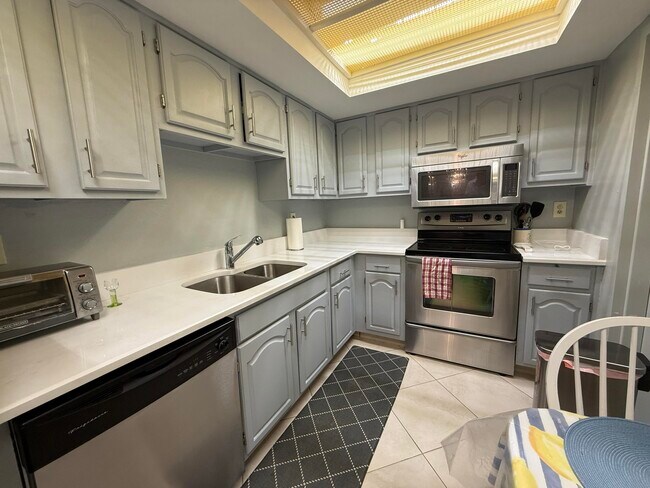 Building Photo - 7738 Lakeside Blvd