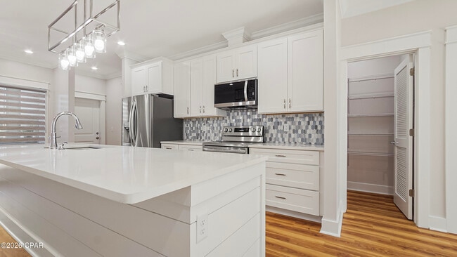 Building Photo - 1719 Country Club Dr