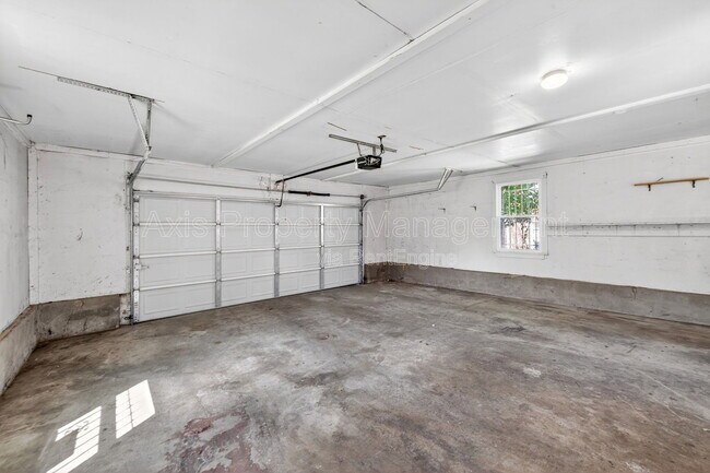 Building Photo - 905 Russell Blvd