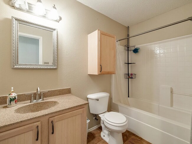 Building Photo - 1435 Greenbrook Dr