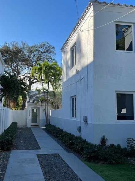 Building Photo - 2356 SW 16th Ave