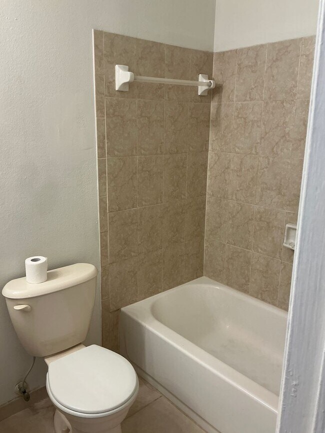 Building Photo - EAST  of U S hwy 1.    Interior  fully ren...