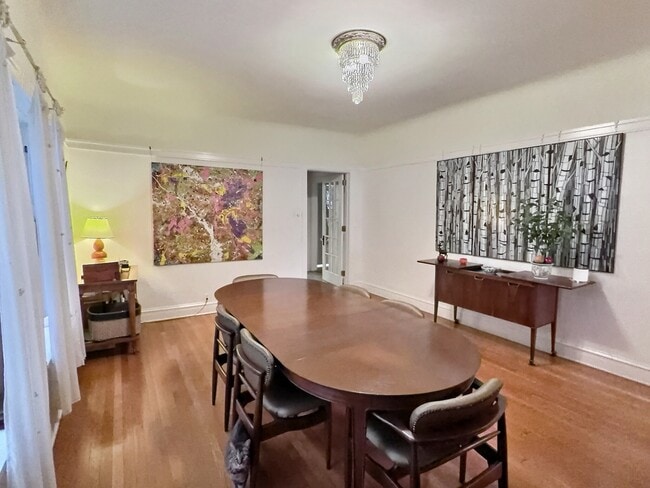 Building Photo - 2921 N Pine Grove Ave