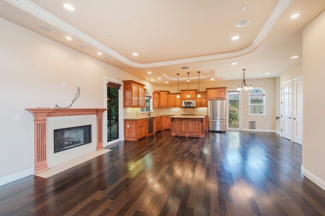 Building Photo - Luxury Detached Townhome in Redondo Beach